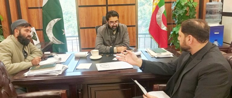 خیبر پختونخوا کے وزیر برائے پبلک ہیلتھ انجینئرنگ فضل شکور خان کی زیر صدارت ضلع چارسدہ میں پختونخوا انرجی ڈویلپمنٹ آرگنائزیشن (پیڈو) کے تحت مساجد اور مدارس کی سولرائزیشن کے جاری اور نئے منصوبوں سے متعلق ایک اہم اجلاس بدھ کے روز پشاور میں منعقد ہوا