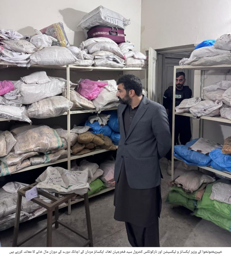 صوبائی وزیر ایکسائز سید فخر جہان کا اچانک دورہ ایکسائز تھانہ مردان