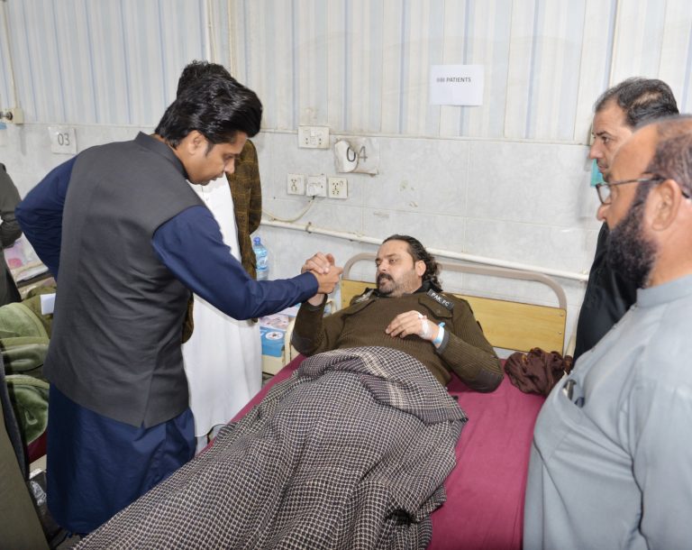 وزیراعلیٰ خیبرپختونخوا کے معاون خصوصی برائے اطلاعات شفیع جان کا لیڈی ریڈنگ ہسپتال کا دورہ/ زخمیوں کی عیادت اور میڈیا سے گفتگو