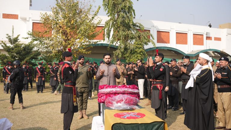 وزیرِاعلیٰ خیبرپختونخوا کا فرنٹیئر کانسٹیبلری میں شہدا کے نماز جنازے میں شرکت، سہیل آفریدی