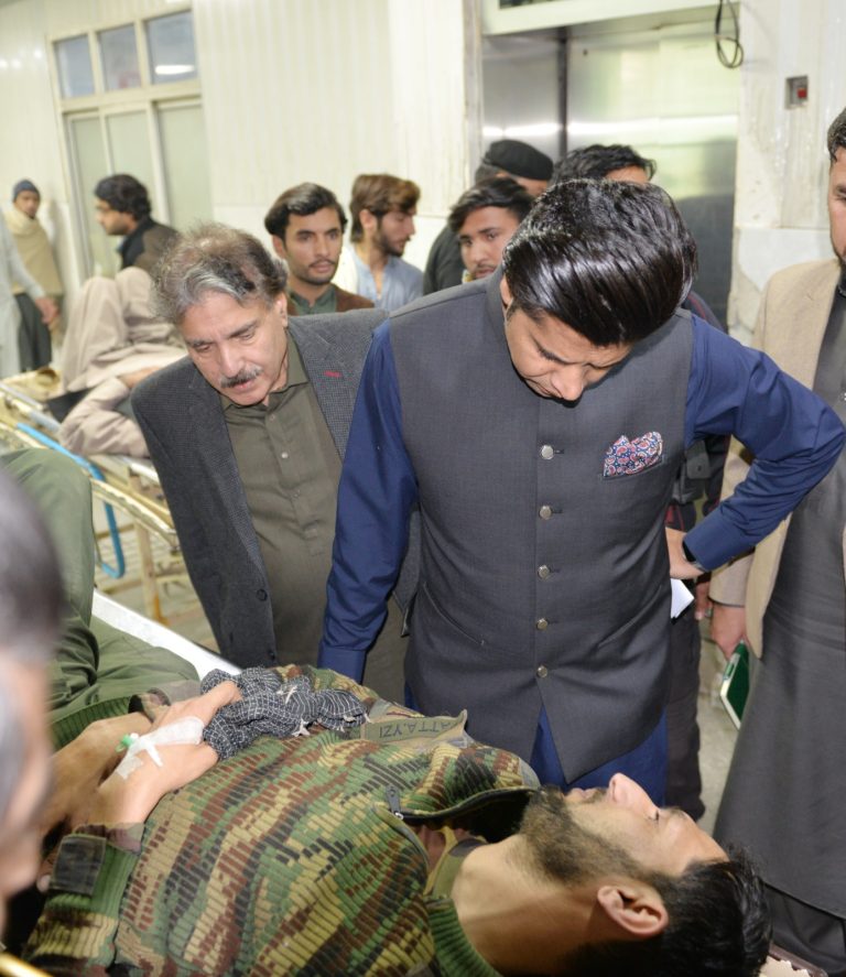 وزیراعلی کے معاون خصوصی برائے اطلاعات شفیع جان کا لیڈی ریڈنگ ہسپتال کا دورہ، زخمیوں کی عیادت کی