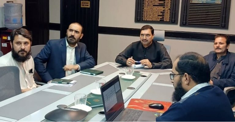 خیبرپختونخوا کے وزیر آبپاشی ریاض خان کی زیر صدارت نہری پانی کے استعمال کی فیس کی شرح سے متعلق اجلاس پشاور میں منعقد ہوا