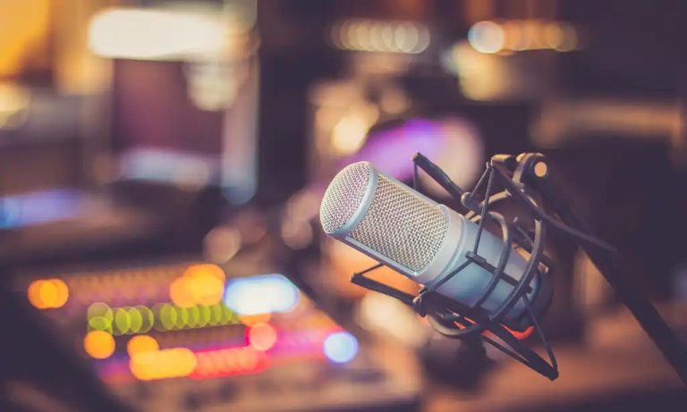 ٹیکنالوجی کے اِس دور میں بھی ریڈیو کا وقار برقرار ہے