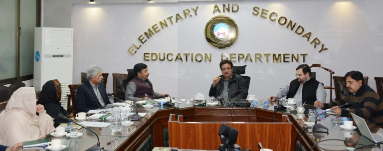 خیبر پختونخوا کے وزیر ایلیمنٹری اینڈ سیکنڈری ایجوکیشن ارشد ایوب کی زیر صدارت پیر کے روز پشاور میں ابتدائی اور ثانوی تعلیم کاجائزہ اجلاس منعقد ہوا
