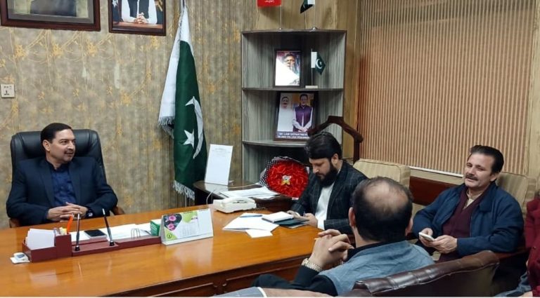 خیبرپختونخوا کے وزیر آبپاشی ریاض خان نے اپنے دفتر پشاور میں خیبرپختونخوا کے مختلف اضلاع سے آئے ہوئے وفود، معززین علاقہ اور شہریوں سے ملاقات کی