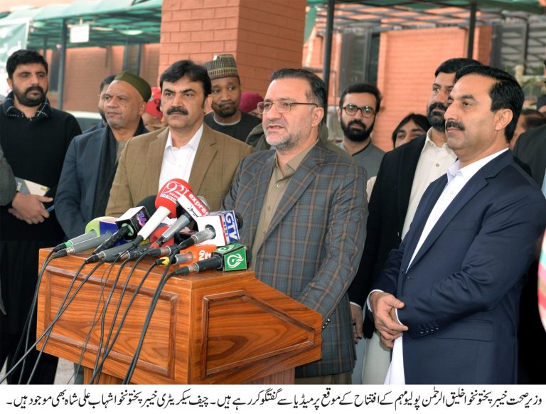 صوبے میں اس سال کے آخری انسداد پولیو مہم کا افتتاح صوبائی وزیر صحت، چیف سیکرٹری اور سیکرٹری ہیلتھ نے بچوں کو پولیو کے قطرے پلا کر مہم کا افتتاح کیا