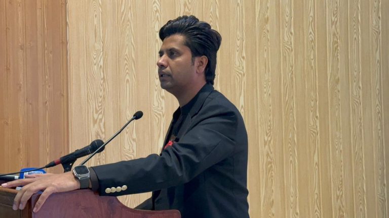 معاون خصوصی برائے اطلاعات و تعلقات عامہ شفیع جان کا معروف صحافی سیلاب محسود کی یاد میں گومل یونیورسٹی میں سیلاب محسود چئیر اور لدھا محسود میں لائبریری کے قیام کا اعلان