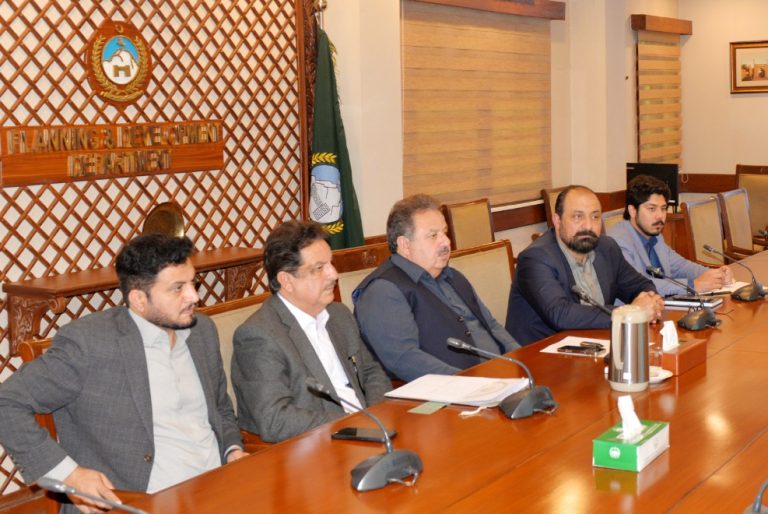 خیبر پختونخوا کے وزیر برائے ابتدائی و ثانوی تعلیم ارشد ایوب خان نے کہا ہے کہ ضلع ہر ی پور نیٹ ہائیڈرل پاور کی مد میں ملنے والے فنڈز سے یہاں کے عوام کے لئے چھوٹے اوربڑے منصوبے شروع کیئے جا رہے ہیں