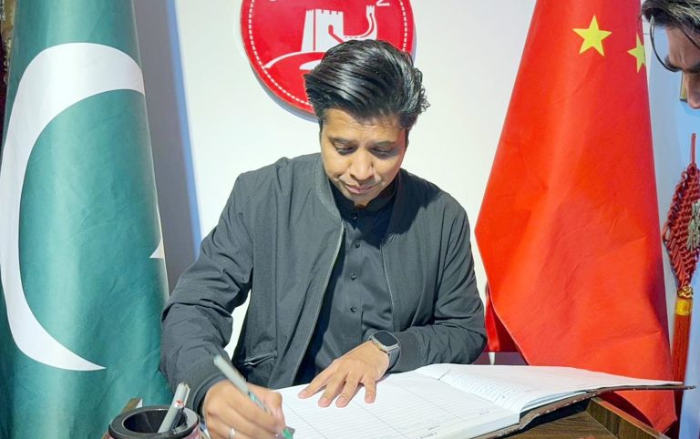 پشاور پریس کلب کی نو منتخب کابینہ کو معاون خصوصی برائے اطلاعات شفیع جان کی مبارکباد