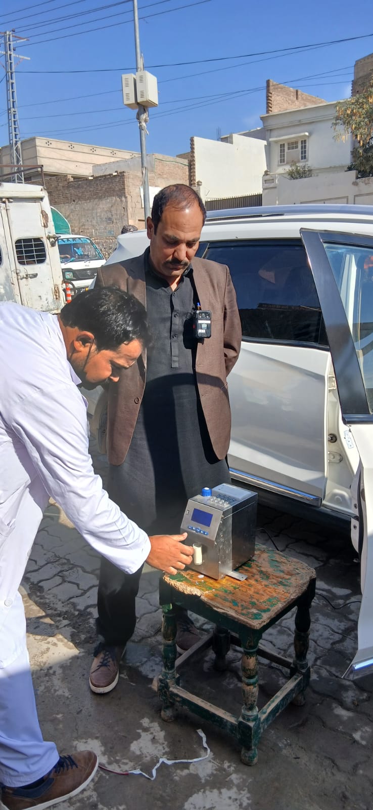 ہزاروں لیٹر غیر معیاری دودھ اور زائدالمعیاد مشروبات ضبط، دکان سیل، مالک پابند سلاسل