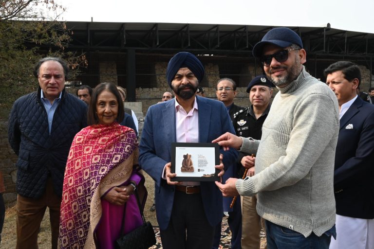 صدر ورلڈ بینک اجے بنگا کا خیبرپختونخوا کے آثار قدیمہ سائٹ خانپور کا دورہ، مشیر خزانہ خیبرپختونخوا مزمل اسلم نے استقبال کیا