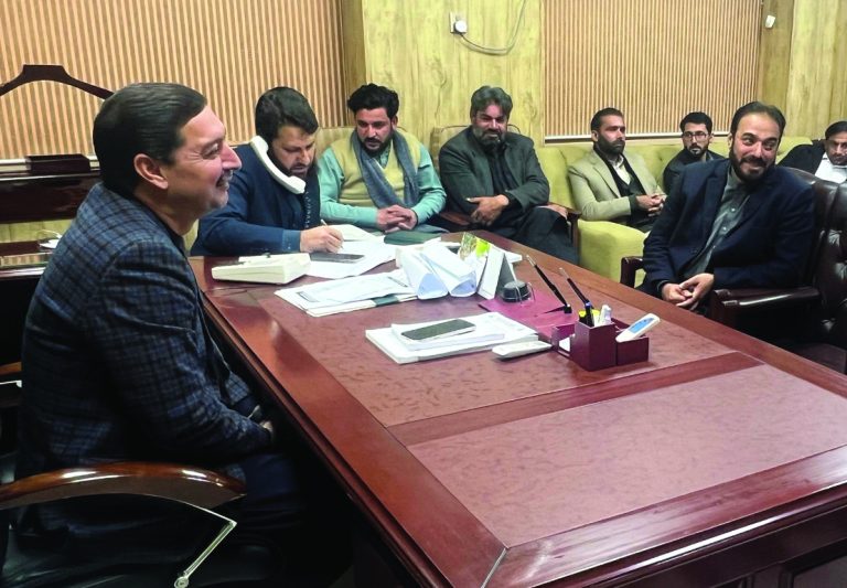 خیبرپختونخوا کے صوبائی وزیر آبپاشی ریاض خان نے اپنے دفتر پشاور میں صوبے کے مختلف اضلاع سے آئے ہوئے عوامی وفود اور شہریوں سے ملاقات کی۔