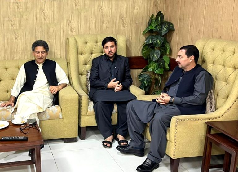 خیبر پختونخوا کے صوبائی وزیر برائے آبپاشی ریاض خان سے ان کے دفتر پشاور میں رکن قومی اسمبلی عاطف خان اور ڈیڈک چیئرمین بونیر کبیر خان نے ملاقات کی۔