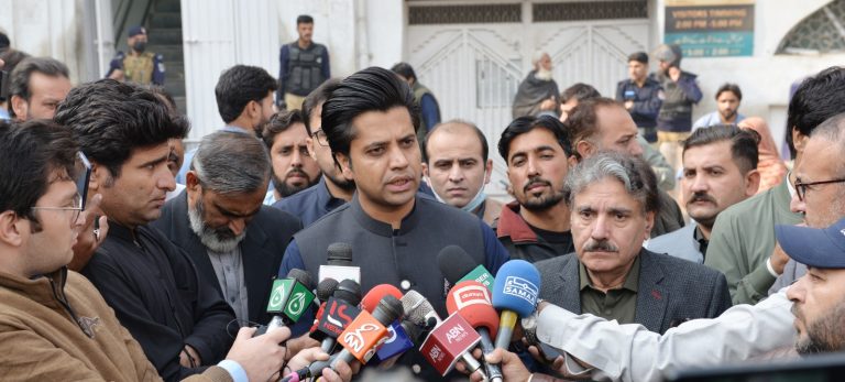 معاون خصوصی برائے اطلاعات شفیع جان کی  بنوں میں پولیس گاڑی پر دہشت گردوں کی فائرنگ کی شدید مذمت