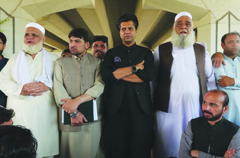 معاون خصوصی شفیع جان کا لیڈی ہیلتھ ورکرز پروگرام کے کنٹریکٹ ملازمین سے کامیاب مذاکرات، ملازمین کا احتجاج ختم کرنے کا اعلان