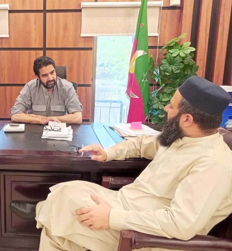 خیبر پختونخوا کے وزیر برائے پبلک ہیلتھ انجینئرنگ فضل شکور خان سے ان کے دفتر میں وزیر اعلیٰ کے سابق معاون خصوصی برائے ابتدائی و ثانوی تعلیم ارباب عاصم خان نے ملاقات کی