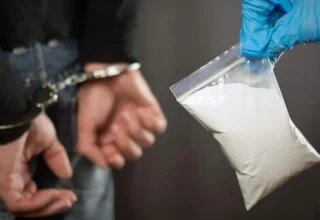 محکمہ ایکسائز کی پشاور میں کارروائیاں، 1005 گرام آئس اور شراب برآمد، ملزمان گرفتار