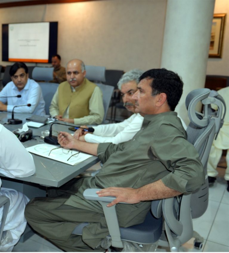 خیبر پختونخواکے وزیر برائے مواصلات وتعمیرات شکیل احمد خان نے بدھ کے روز پشاور کےحلقہ پی کے تین میں مواصلات و تعمیرات کے ترقیاتی منصوبوں سے متعلق ایک اجلاس کی صدارت کی