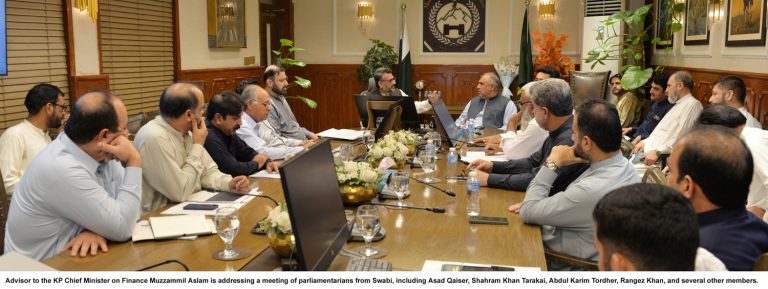 وزیراعلی خیبرپختونخوا سے منظوری کے بعد ٹوبیکو سیس میں 5 روپے فی کلو کمی کی جائے گی فنانس بل میں ترمیم کیلئے آرڈیننس منظوری کیلئے بیجھی جائے گی۔ مشیر خزانہ خیبرپختونخوا مزمل اسلم