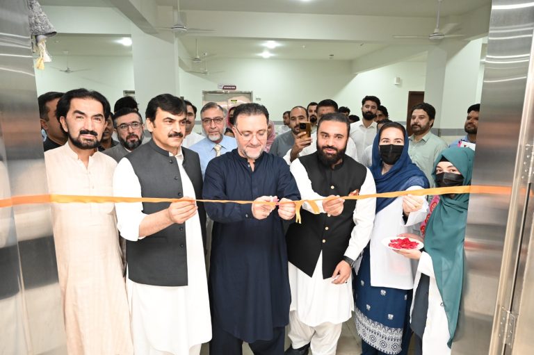 صوبائی وزیر صحت خلیق الرحمن نے خیبر میڈیکل یونیورسٹی میں جدید میموگرافی سنٹر کا افتتاح کیا
