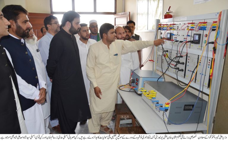 وزیراعلیٰ خیبرپختونخوا کے معاون خصوصی  برائے ٹیکنیکل ایجوکیشن عثمان خان بیٹنی کا گورنمنٹ کالج آف ٹیکنالوجی نوشہرہ کا دورہ