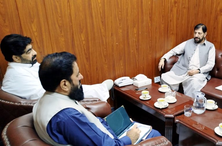 خیبرپختونخوا کے وزیر برائے ریونیو و اسٹیٹ طارق محمود اریانی سے سابق معاونِ خصوصی وزیر اعلیٰ و رکن صوبائی اسمبلی ملک نیک محمد خان کی ملاقات