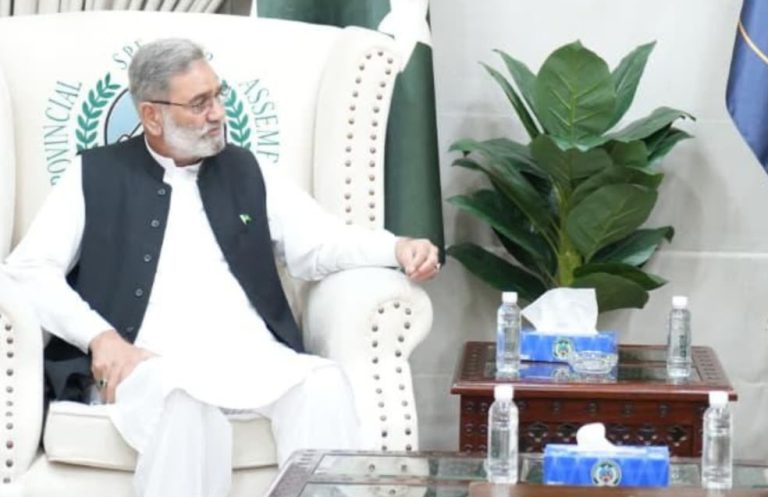 اسپیکر خیبرپختونخوا اسمبلی بابر سلیم سواتی سے اکاؤنٹنٹ جنرل خیبرپختونخوا طارق بشیر چٹھہ کی تعارفی ملاقات