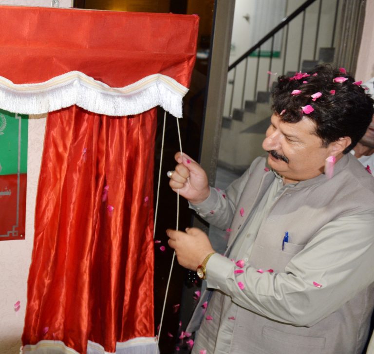 خیبر پختونخوا کے مشیر برائے سوشل ویلفیئر، زکوٰۃ، عشر اینڈ ویمن ایمپاورمنٹ ڈیپارٹمنٹ ملک لیاقت علی خان نے جمعہ کے روز خیبر ٹیچنگ ہسپتال پشاور کے قریب سپین جماعت کے مقام پر نئی تعمیر شدہ احساس پناہ گاہ (شیلٹر ہوم) کا افتتاح کیا۔