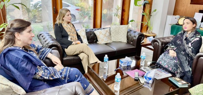 چیئرپرسن پنجاب سوشل پروٹیکشن اتھارٹی اور ڈائریکٹر جنرل پیمرا کا خیبر پختونخوا وویمن کمیشن کا دورہ، ڈاکٹر سمیرا شمس سے ملاقات