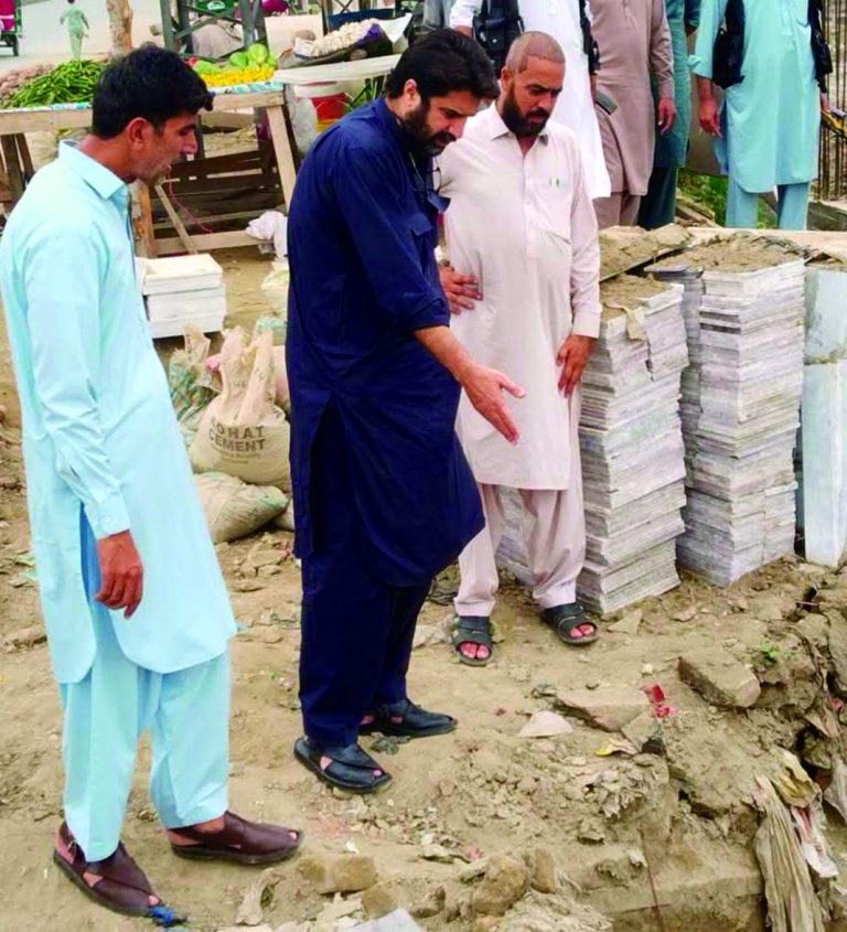 صوبائی وزیر فضل شکور خان کا ضلع چارسدہ میں جاری مختلف ترقیاتی منصوبوں کا جائزہ