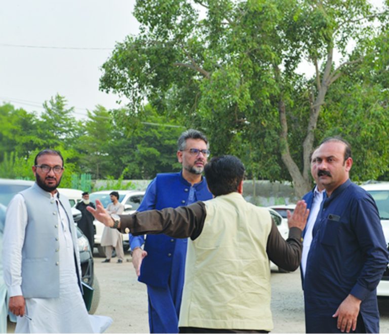 معاون خصوصی برائے ٹرانسپورٹ و ماس ٹرانزٹ سمیع اللہ خان اور مشیر خزانہ مزمل اسلم کا پشاور بس ٹرمینل کا دورہ