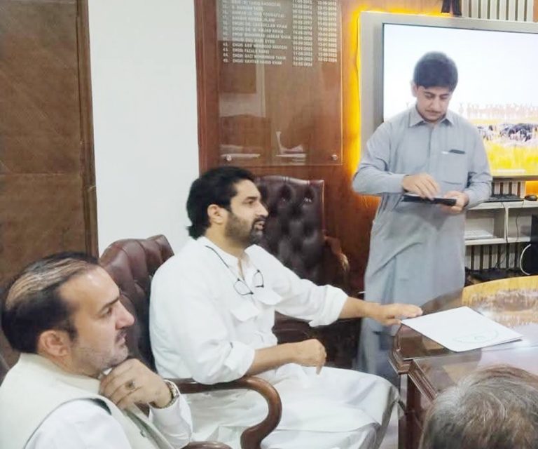 صوبائی وزیر فضل شکور خان کی پیسکو کے چیف ایگزیکٹو آفیسر سے ملاقات، چارسدہ بالخصوص پی کے-65 میں بجلی کے مسائل کے حل پر تفصیلی تبادلہ خیال